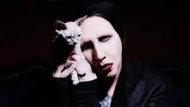 Marilyn Manson aparece vestido de blanco y en ceremonia cristiana ¿Ya no es ateo?