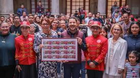 Con billete de lotería, Martí Batres resalta programas de becas educativas en CDMX