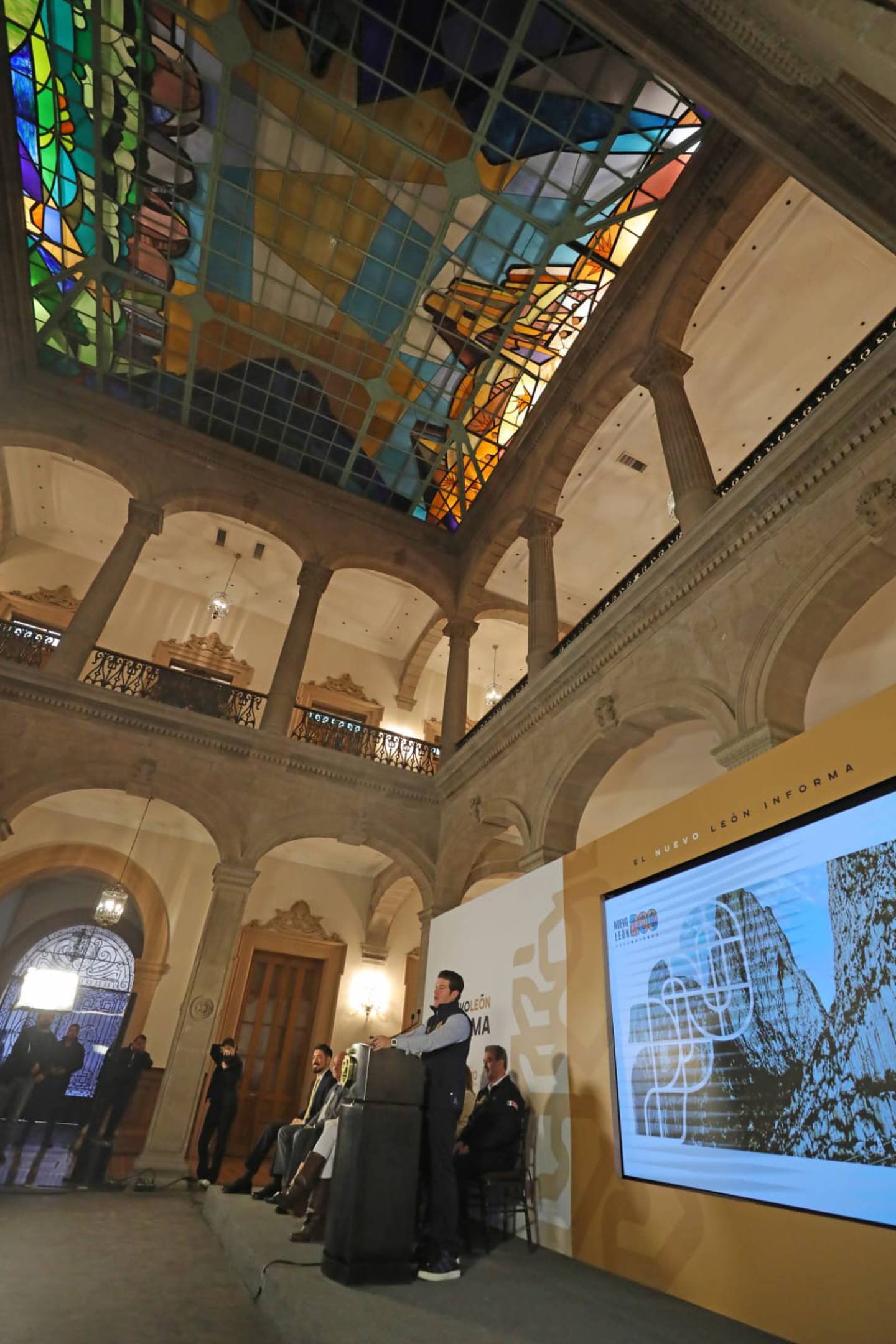 El vitral, construido hace 33 años por Efrén Ordóñez, está en Palacio de Gobierno.