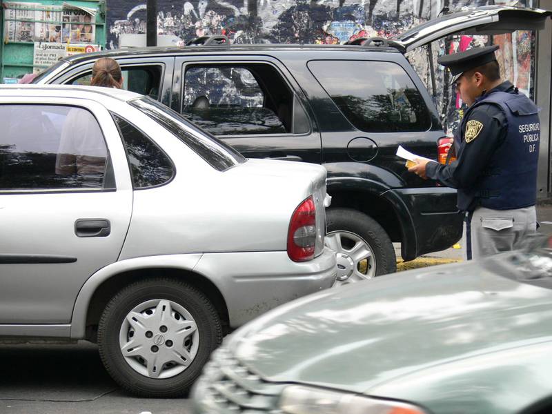 Autos estacionados en doble fila en la Ciudad de México. Foto: Cuartoscuro