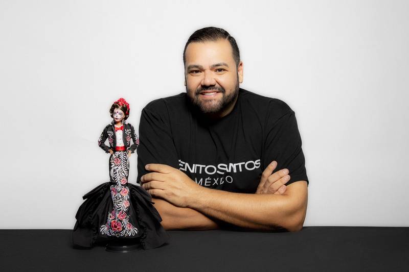 El diseñador mexicano hace un homenaje a sus raíces de la mano de Mattel, donde se convirtió en cocreador de la nueva
edición de Barbie Día de Muertos 2022.