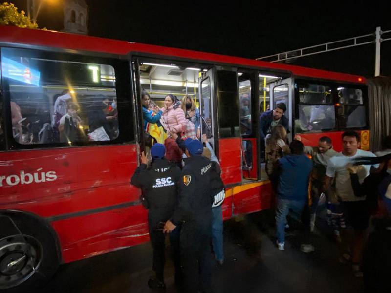 Metrobús unidades chocan en Hidalgo y Reforma hay varios heridos