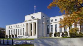 Fed suaviza lucha vs inflación; sube 25 puntos a tasa de interés en EU
