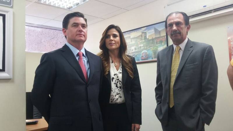 El ex gobernador Medina y su esposa arribaron a las 12:30 a la Subprocuraduría Anticorrupción