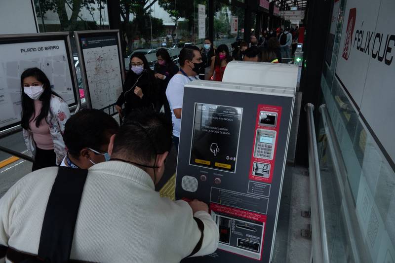 Un usuario recarga su tarjeta en las nuevas máquinas de la estación Félix Cuevas del metrobús