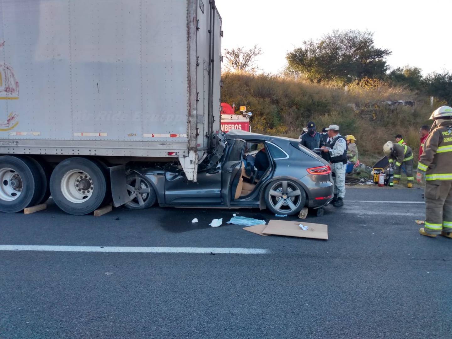 Se presume que el conductor de la camioneta de lujo se quedó dormido al volante y ocurrió la colisión.