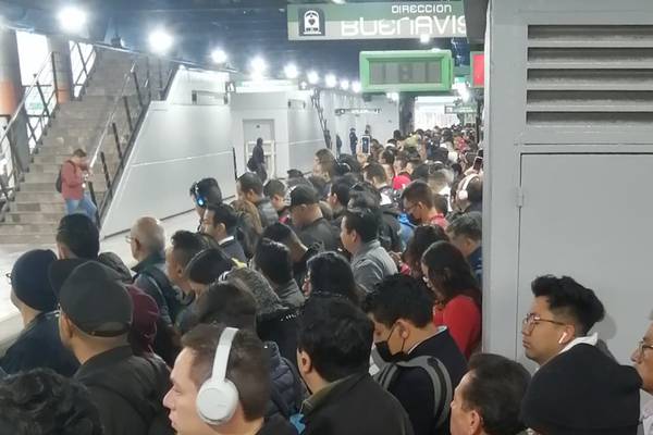 Línea B del Metro está colapsada y rebasada de gente en todas las estaciones