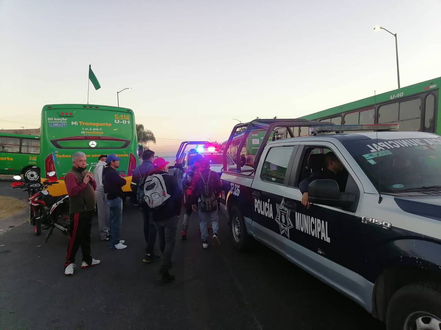 Policías municipales usaron sus camionetas pickup para trasladar a los vecinos de Los Agaves que se quedaron sin transporte.