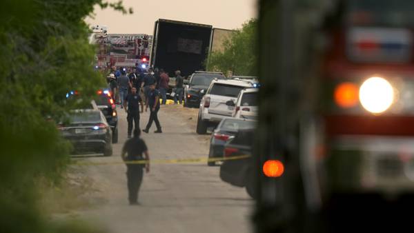 Mueren 22 migrantes mexicanos al interior de caja de trailer en San Antonio, Texas