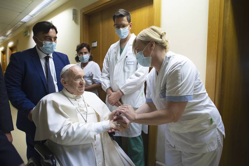 Papa Francisco: lo dan de alta tras operación y regresa al Vaticano