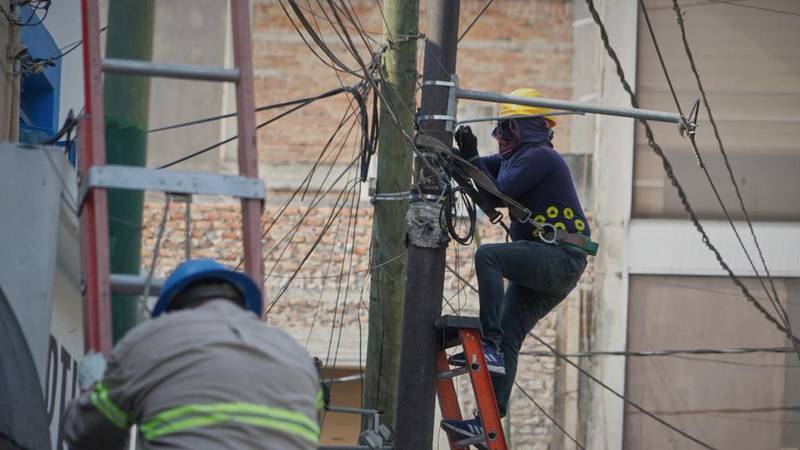 Esta mañana empleados de empresas estuvieron retirando los cables en Santa Tere, mismo barrio donde ocurrió el accidente.