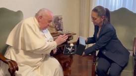 Sheinbaum trae regalo a mexicanos tras visitar al papa Francisco en el Vaticano