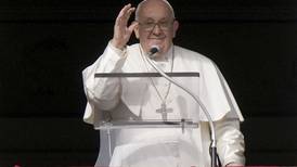 Papa Francisco defiende autorización para bendecir a parejas homosexuales 