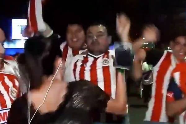 VIDEO: Reportera de Fox Sports golpea a aficionado de Chivas tras sufrir acoso sexual