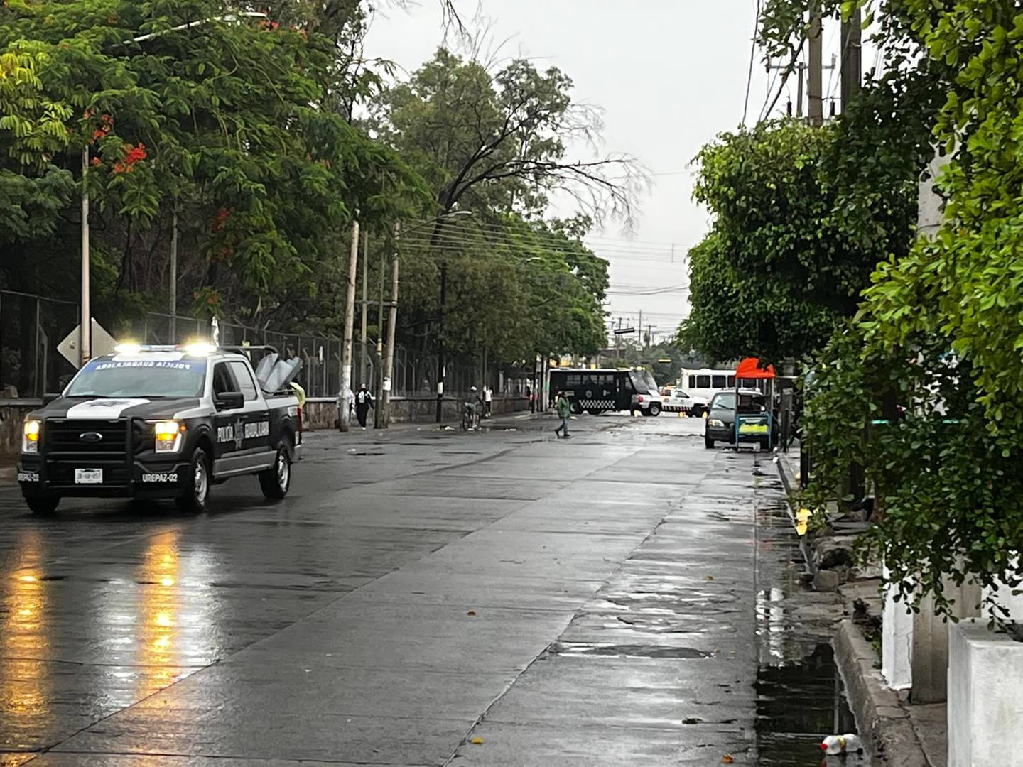 Los vecinos denunciaron que la autoridad cerró de manera arbitraria la calle Federico Medrano, donde se ubica el parque y eso está generando problemas viales importantes.