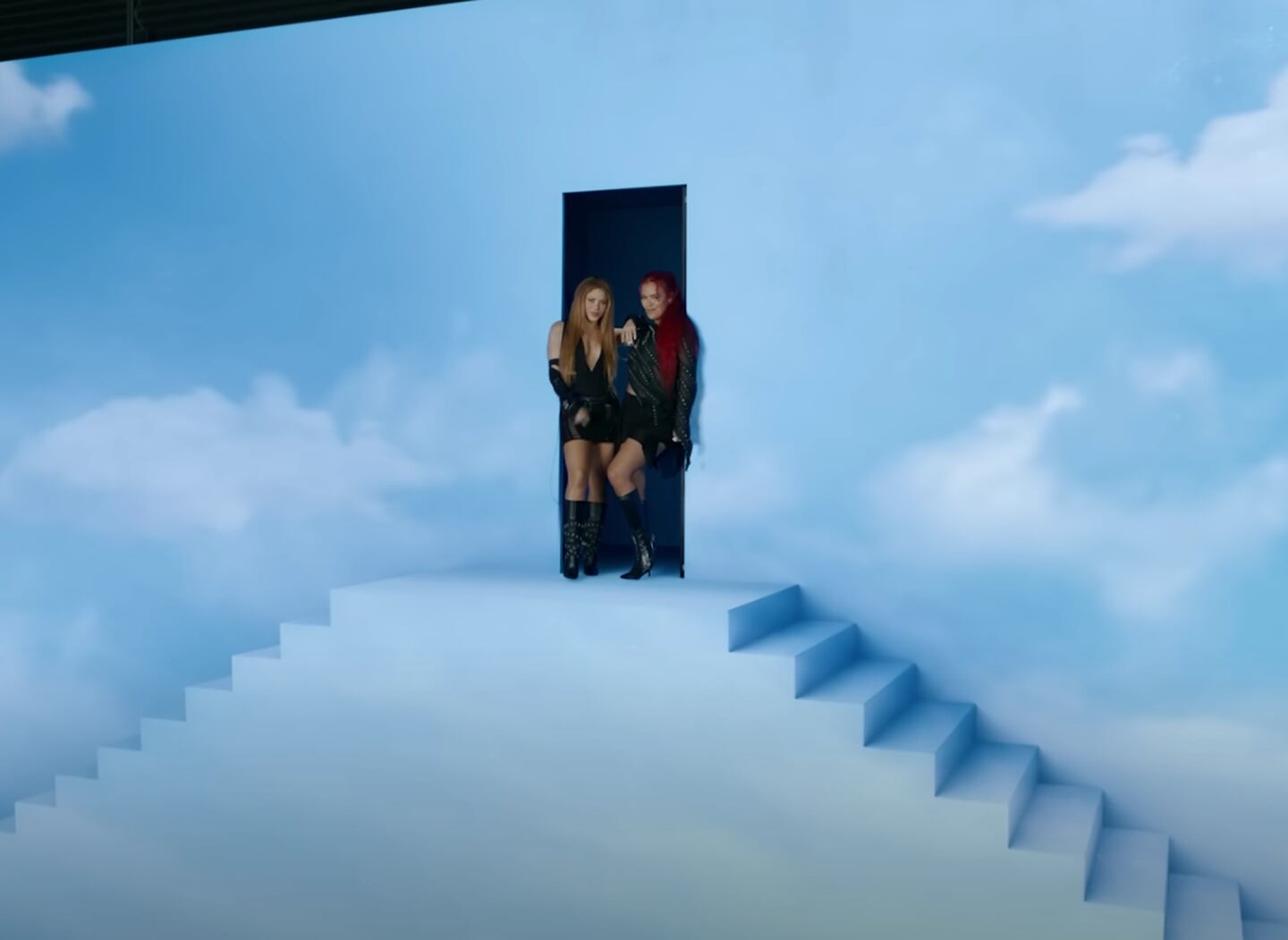 Shakira y Karol G en su video musical para 'TQG'