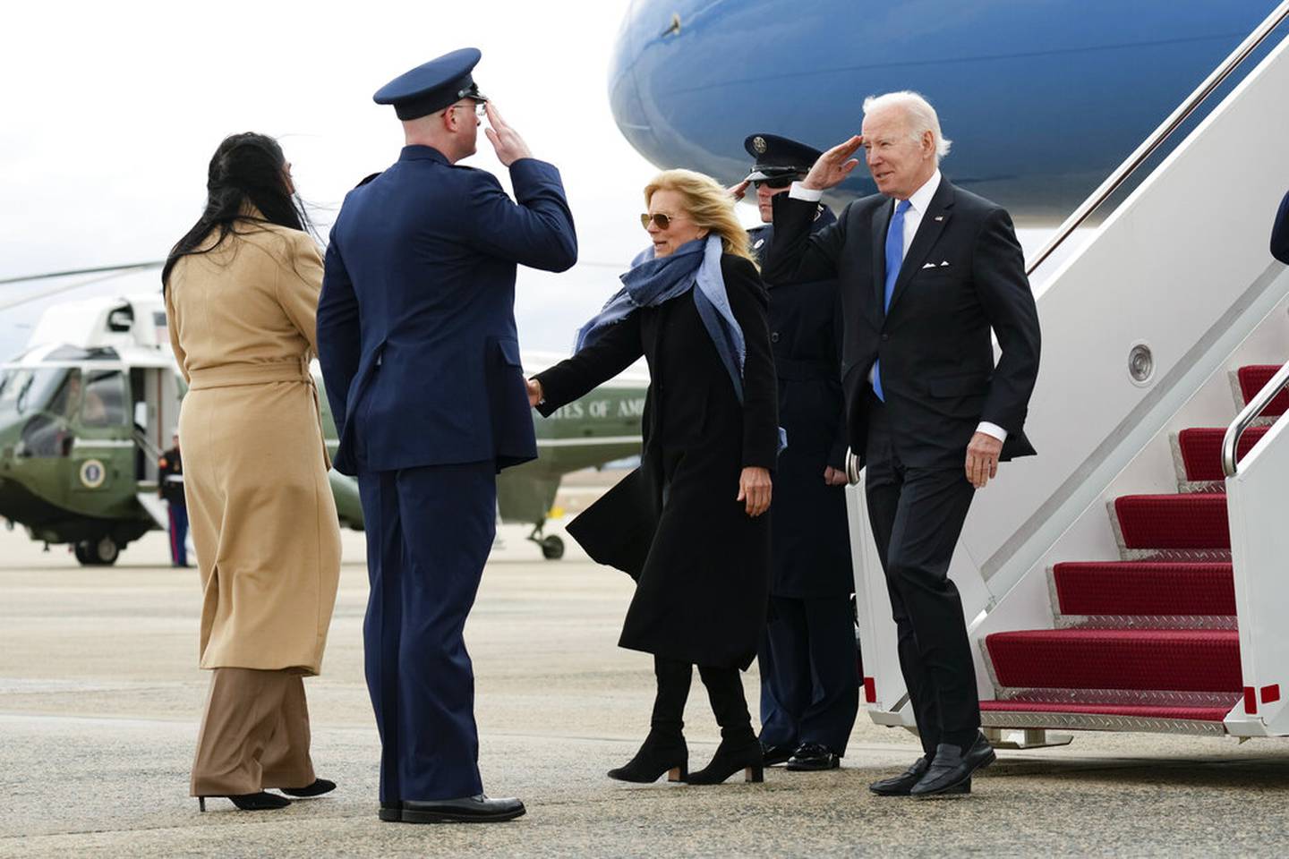 Jill Biden es acompañada de su esposo y presidente de Estados Unidos Joe Biden