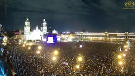Cientos de personas disfrutan del de Silvio Rodríguez en el Zócalo de la CDMX