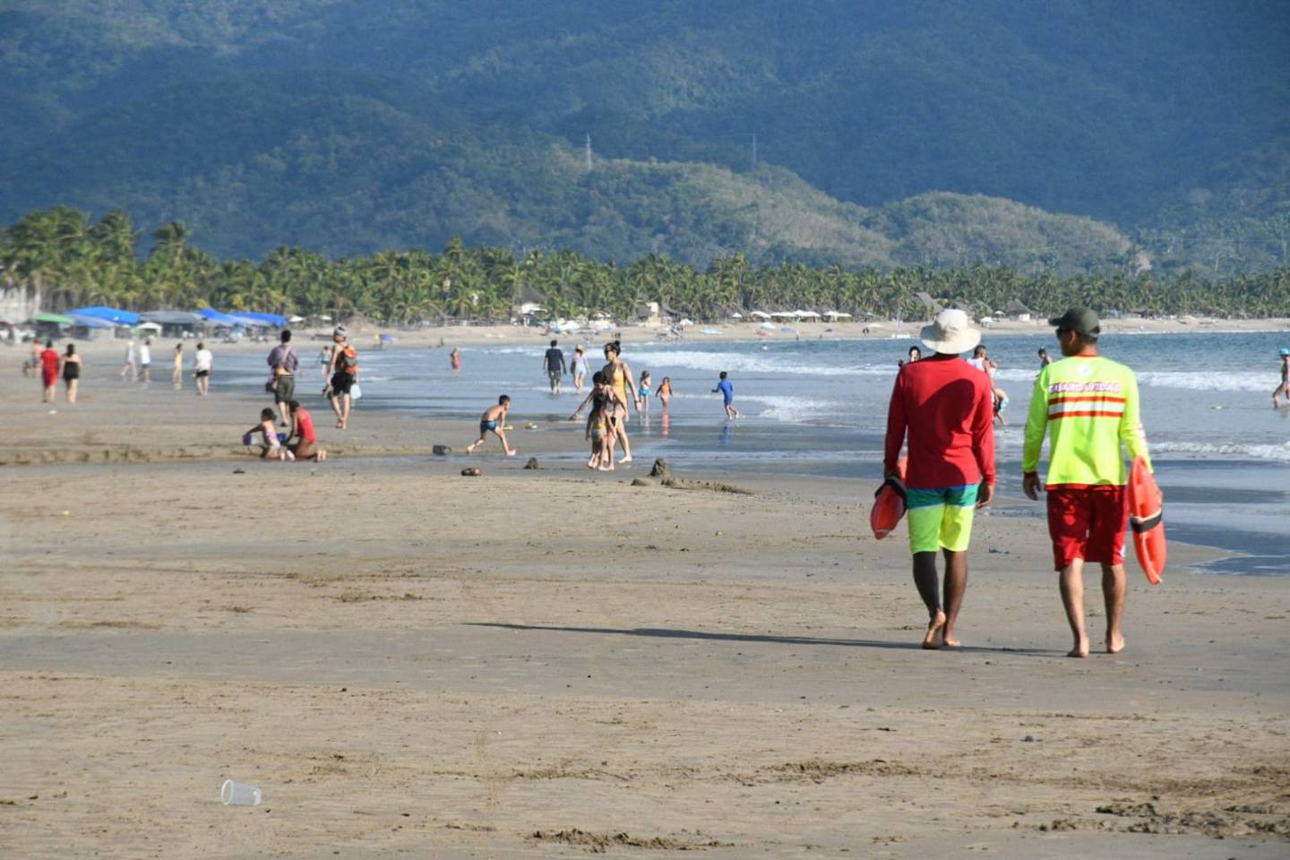 En las playas las autoridades estuvieron invitando a la gente a mantener la sana distancia por el tema del Covid-19.