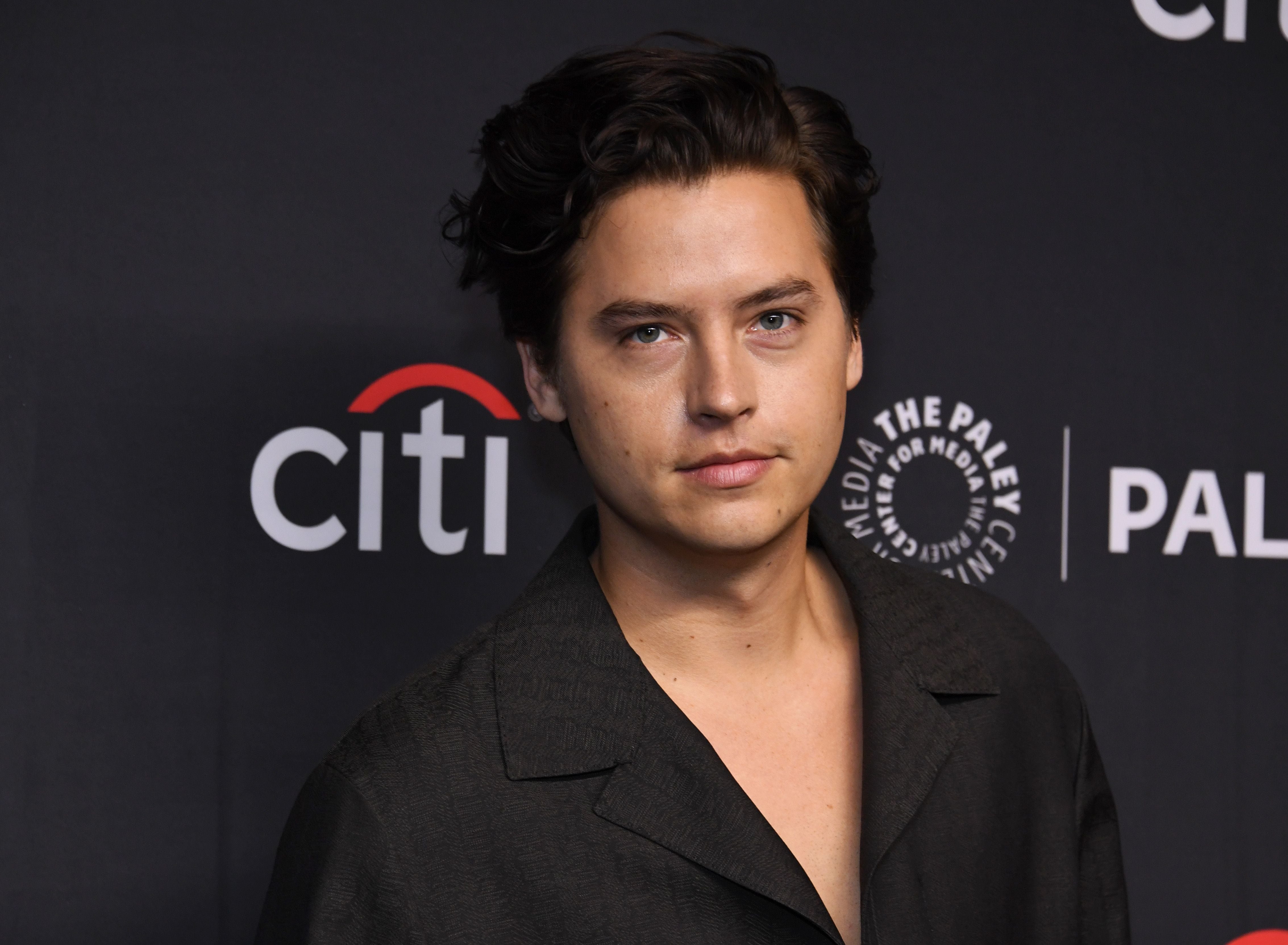 Cole Sprouse, actor de Riverdale, publica foto completamente desnudo