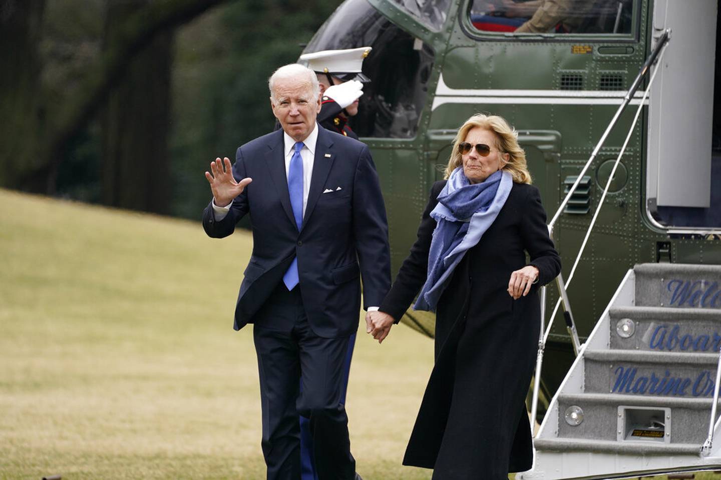 Jill Biden es acompañada de su esposo y presidente de Estados Unidos Joe Biden