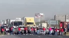 Familiares de reos bloquean carretera tras reporte de muertos en penal de La Pila en SLP