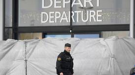 Detienen a 300 viajeros en aeropuerto por presunto tráfico de personas