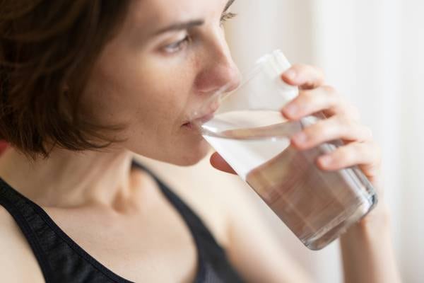 Agua, ¿realmente purificada? Conoce estos datos que te harán repensar tus hábitos de consumo