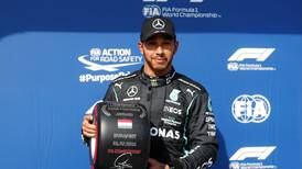 Hamilton firma polémica pole en Hungría; Checo es cuarto