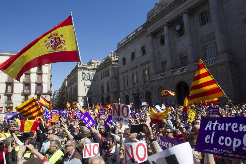Miles de personas convocadas por la plataforma Societat Civil Catalana (SCC), se manifiestan por el centro de Barcelona