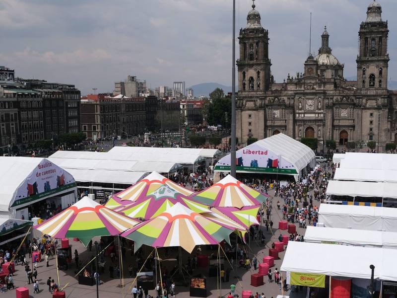 En 2019, la Feria Internacional del Libro en el Zócalo se llevó a cabo de manera presencial, mientras que en 2020 fue virtual por la pandemia de Covid-19.