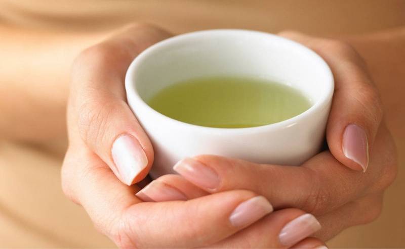 Para tener todos los beneficios del té verde se deben tomar entre dos a cuatro tazas al día.