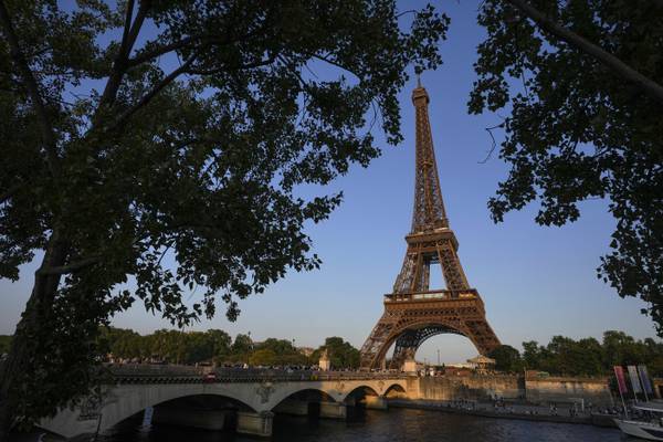Ataque terrorista en París deja un muerto y un herido 