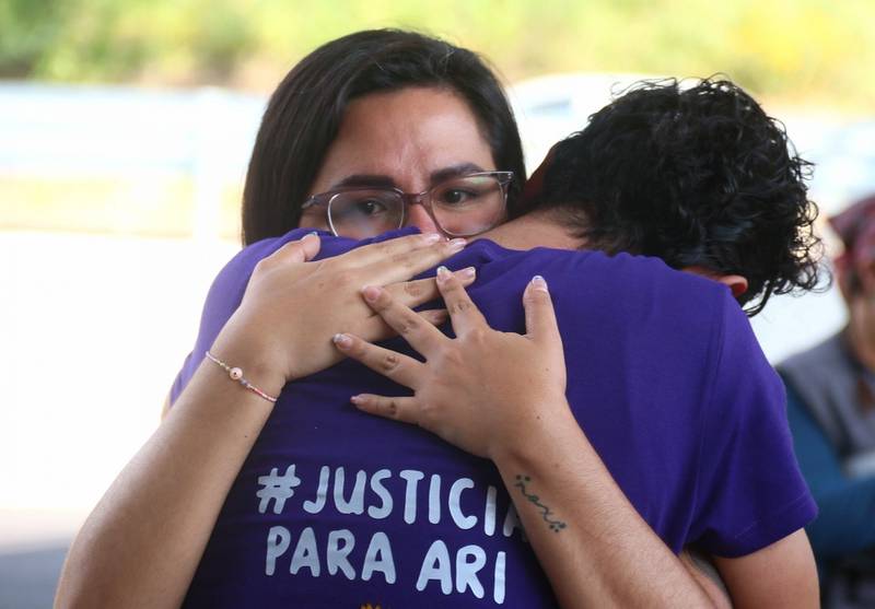 Ariadna Fernanda: con flores exigen justicia por feminicidio