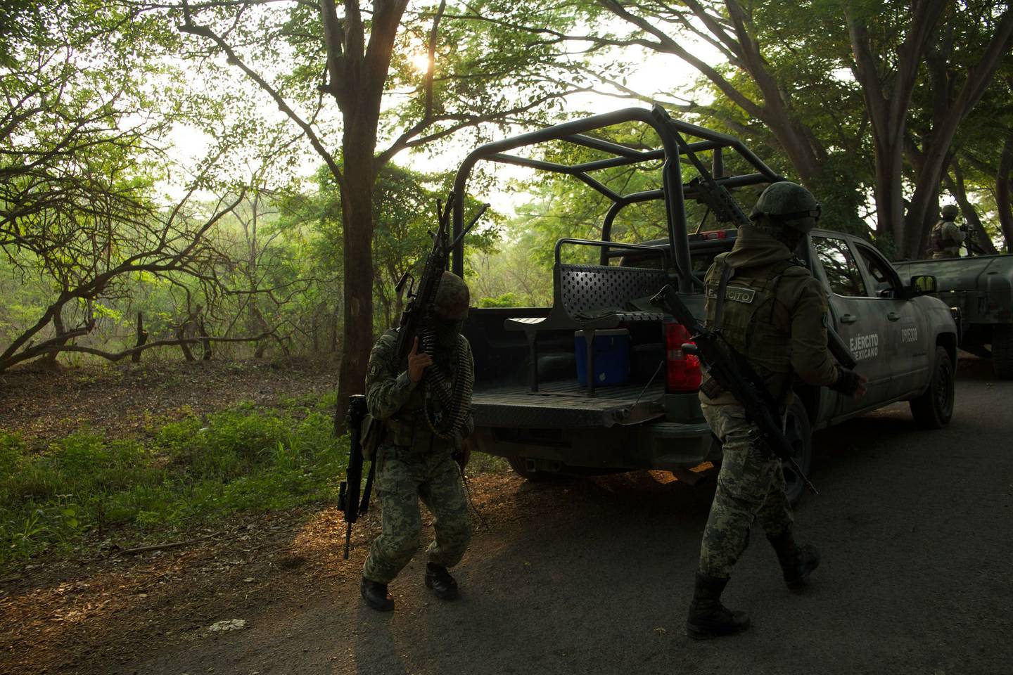FRONTERA COMALAPA, CHIAPAS, 30MAYO2023.- Arrancó el Despliegue de Fuerza de Tareas dirigido por la SEDENA acompañado por la Guardia Nacional, Policía Estatal y Municipal rumbo a la región que ha sido azotada por la violencia entre grupos armados en incremento desde el año 2021 en comunidades fronterizas a Guatemala. El día 22 de Mayo del presente año estos grupos se han enfrentado sin descanso y con armamentos cada vez más altos, lo cual obligó a la población a desplazarse para salvaguardar sus vidas. Al entrar al municipio el convoy dirigido por el ejército nacional estos se encaminaron al ejido Joaquín Miguel Gutierrez, donde se encontraron con pobladores de la región y estos les impidieron el paso argumentando que el problema y la violencia está en la cabecera municipal y otros poblados. Después de un tiempo de diálogo sin acuerdos, el ejército empezó a avanzar a lo cual los pobladores respondieron con palos y piedras negando la entrada, elementos del ejército lanzaban bombas de gas lacrimógeno y las piedras de regresó para seguir con su incursión a la comunidad. 
FOTO: ISABEL MATEOS /CUARTOSCURO.COM