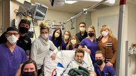 Jeremy Renner confirma que salió del hospital con una foto desde el mismo sitio en el que sufrió el accidente