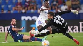 Vinicius rescata al Real Madrid ante el Levante