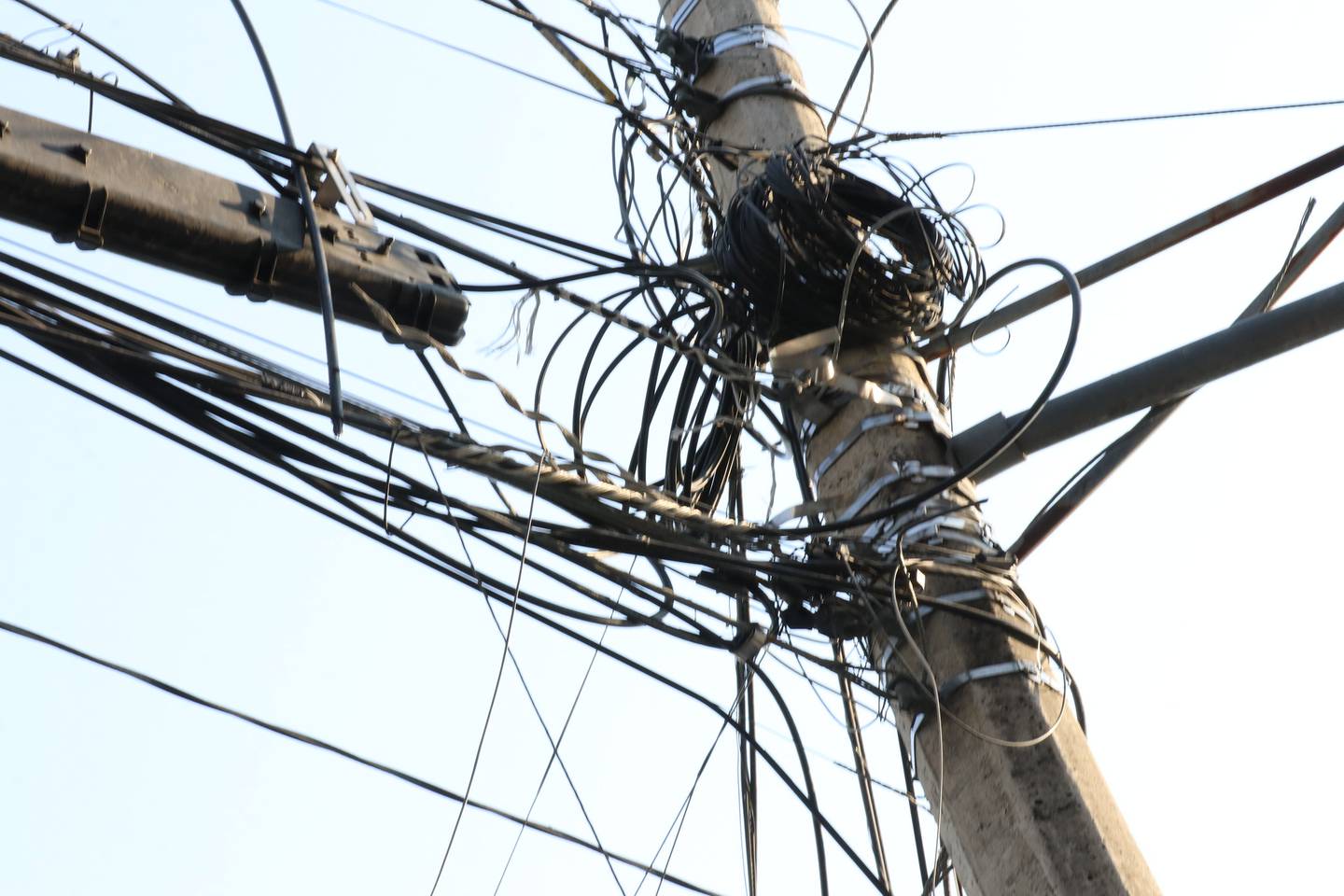 Los cables abandonados se han convertido en un severos problema en Guadalajara incluso se han producido accidentes mortales.