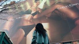 Alarma en Calvin Klein: se desploma en la Bolsa por las ventas de ropa interior