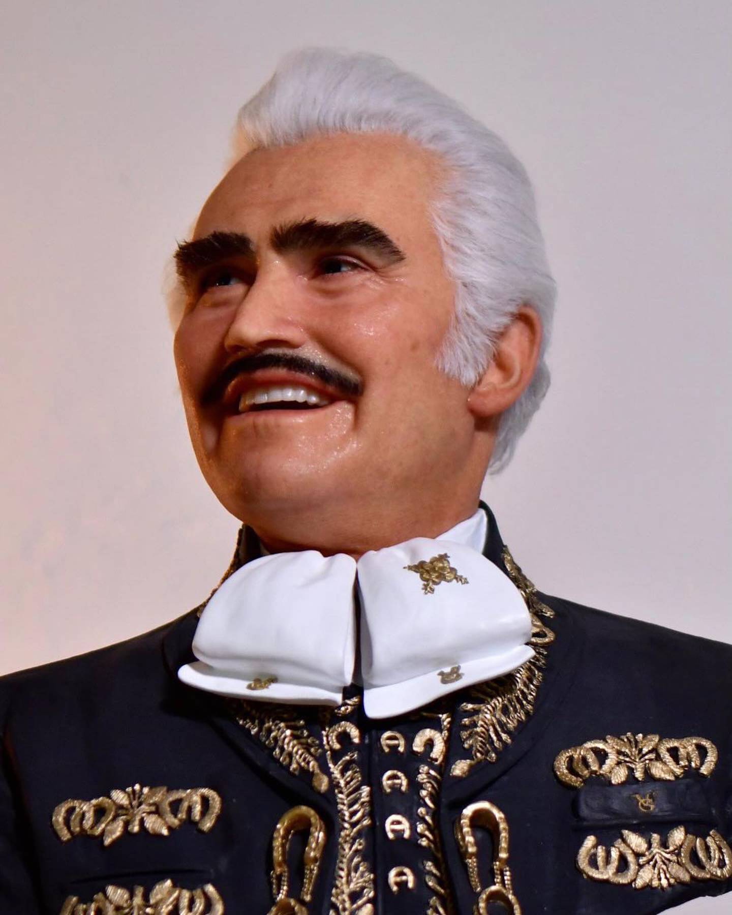 El artista Rubén Orozco realizó un busto del Charro de Huentitán a petición de Alex Fernández con técnica hiperrealista.