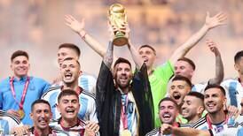 Ofrecen a Messi una millonada por la “bata” que usó en Qatar 2022