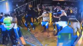Jugadores de Boca Juniors se enfrentan a policía tras eliminación
