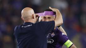 ¡Reprobable! Aficionados del West Ham hieren a  jugador de la Fiorentina con un objeto tirado desde la grada