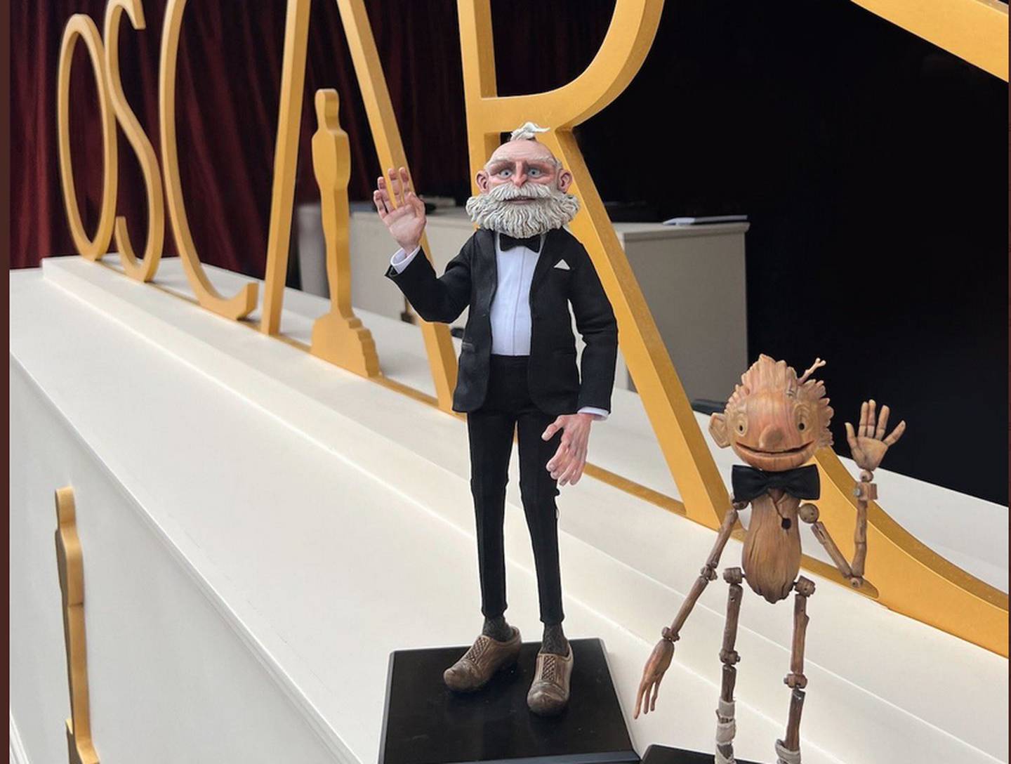 Gepeto y Pinocho sorprenden en la alfombra champaigne de los Óscar.