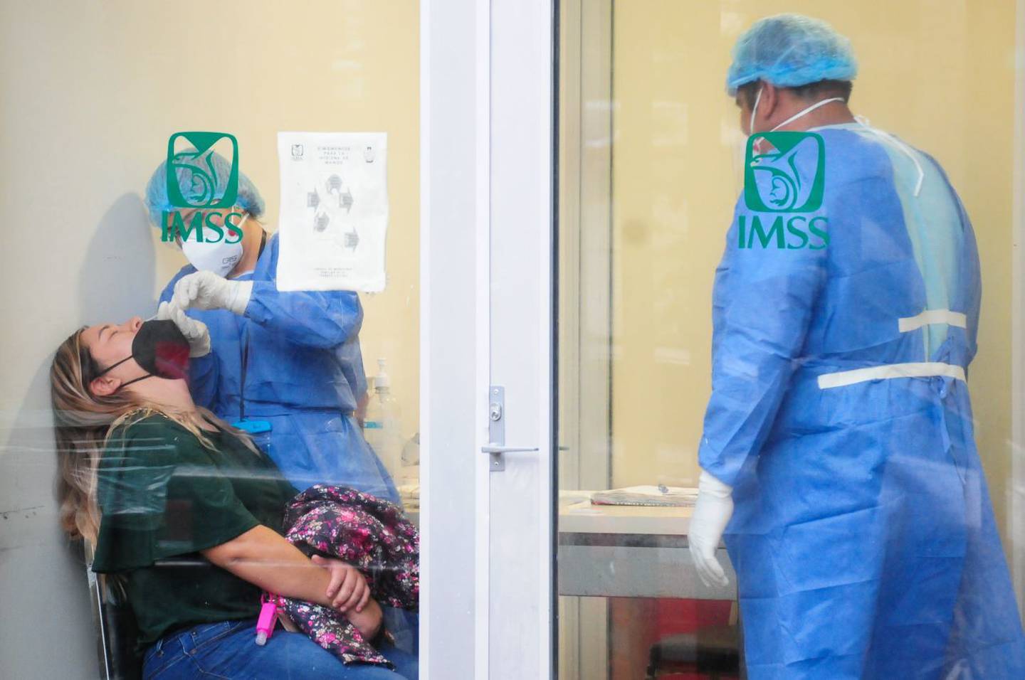 Médicos del IMSS aplican la prueba de detección de Covid-19.