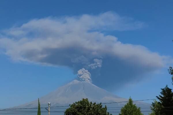 Ceniza del Popocatépetl nuevamente causa cancelación de vuelos en el aeropuerto