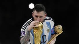 Con precio de locura, inicia subasta de camisetas que usó Messi en el Mundial