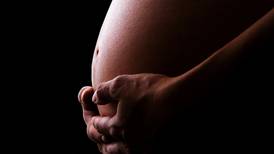 Acusan a mujer de ayudar a su hija a abortar a los seis meses de embarazo