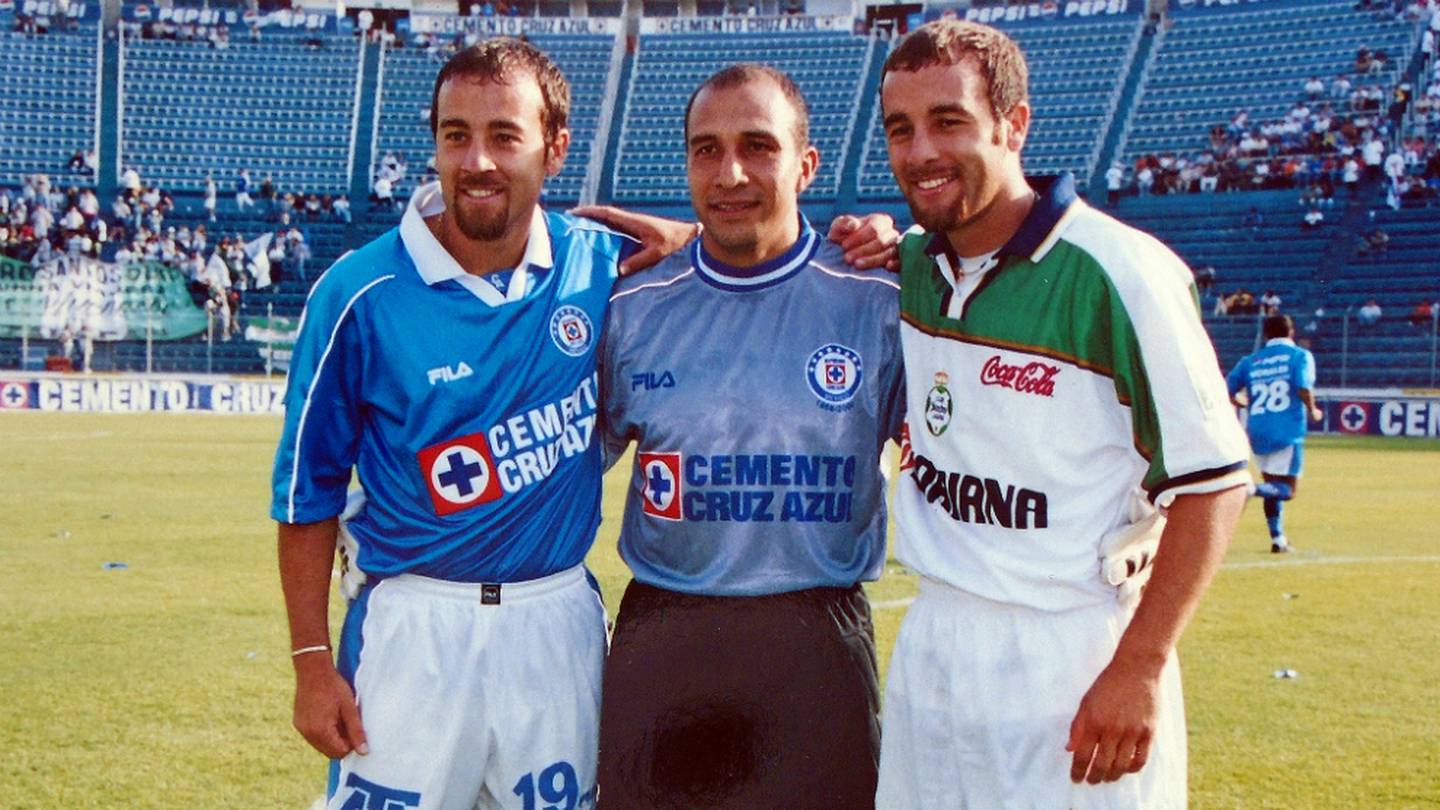 Oscar P&eacute;rez poses for the photo between the Rodr&iacute;guez brothers