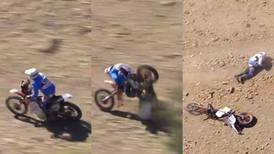 Competidor del Rally Dakar sufre brutal accidente que parte su moto en dos
